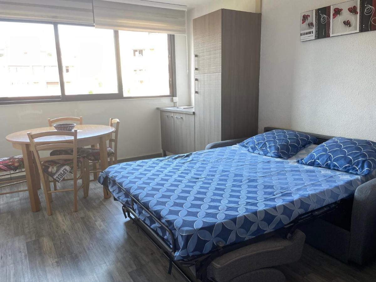 Frejus, Studio Dans Residence Avec Piscine Екстер'єр фото